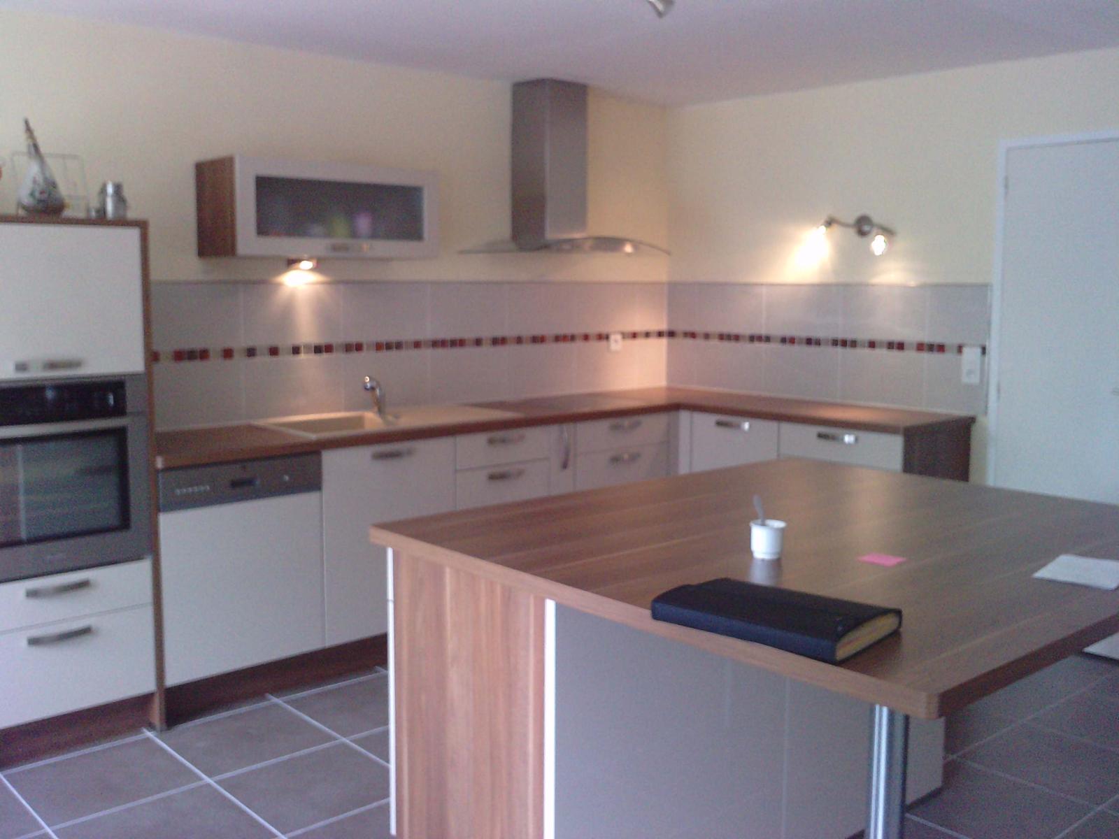 Carrelage cuisine avec frise et meubles blancs