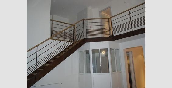 Escalier et coursive métalliques