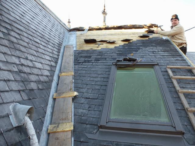 Pose de tuiles en ardoise avec Velux dans l'Essonne