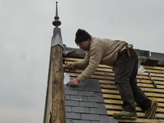 Nos couvreurs posent des tuiles en ardoise à Courbevoie