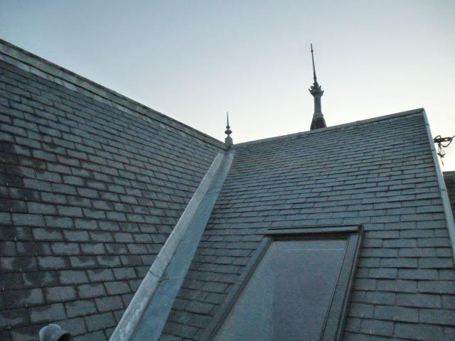 Couverture en ardoise avec fenêtre de toit dans l'Essonne