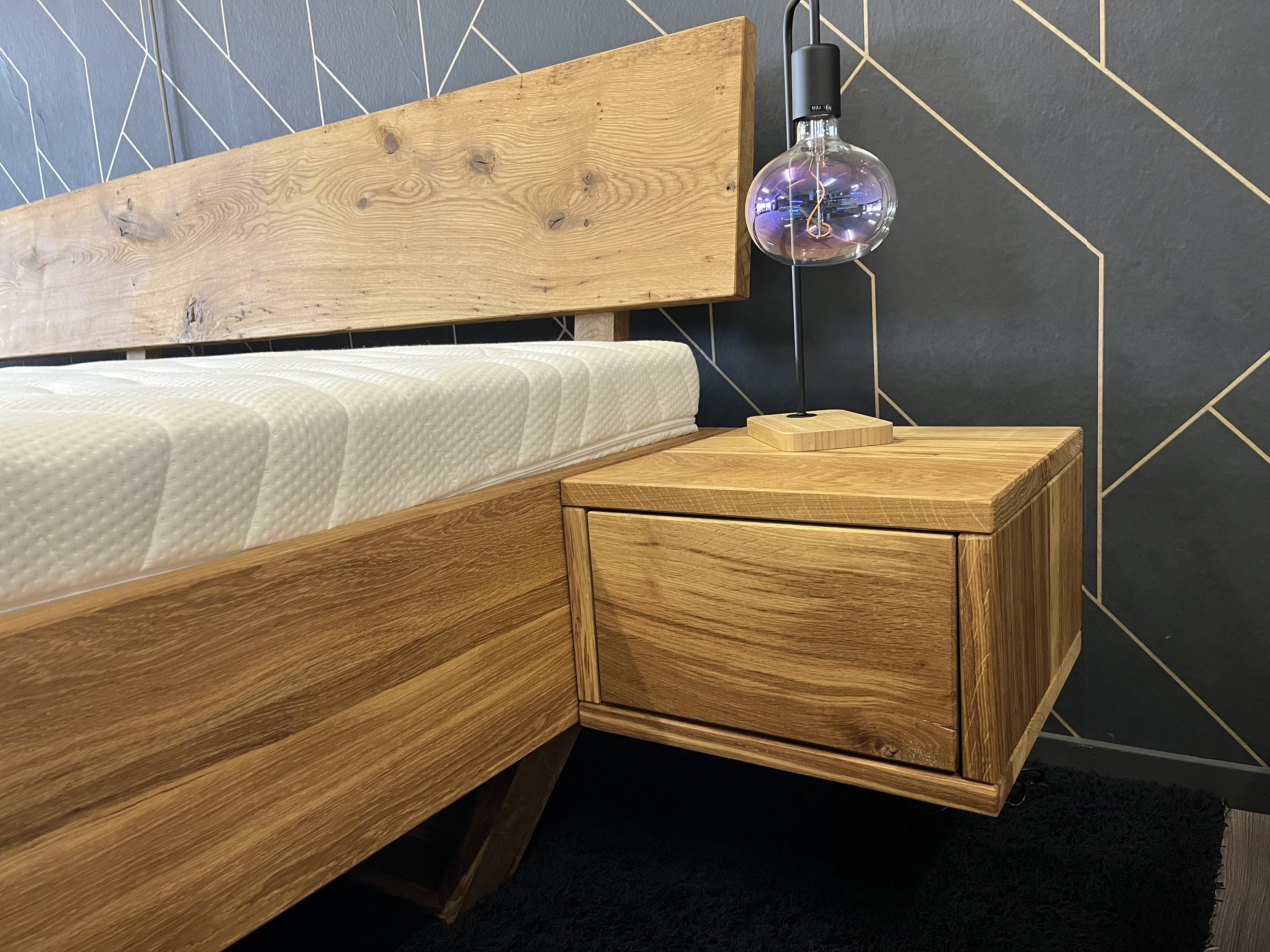 Raumteiler mit verstecktem Stauraum aus Holz