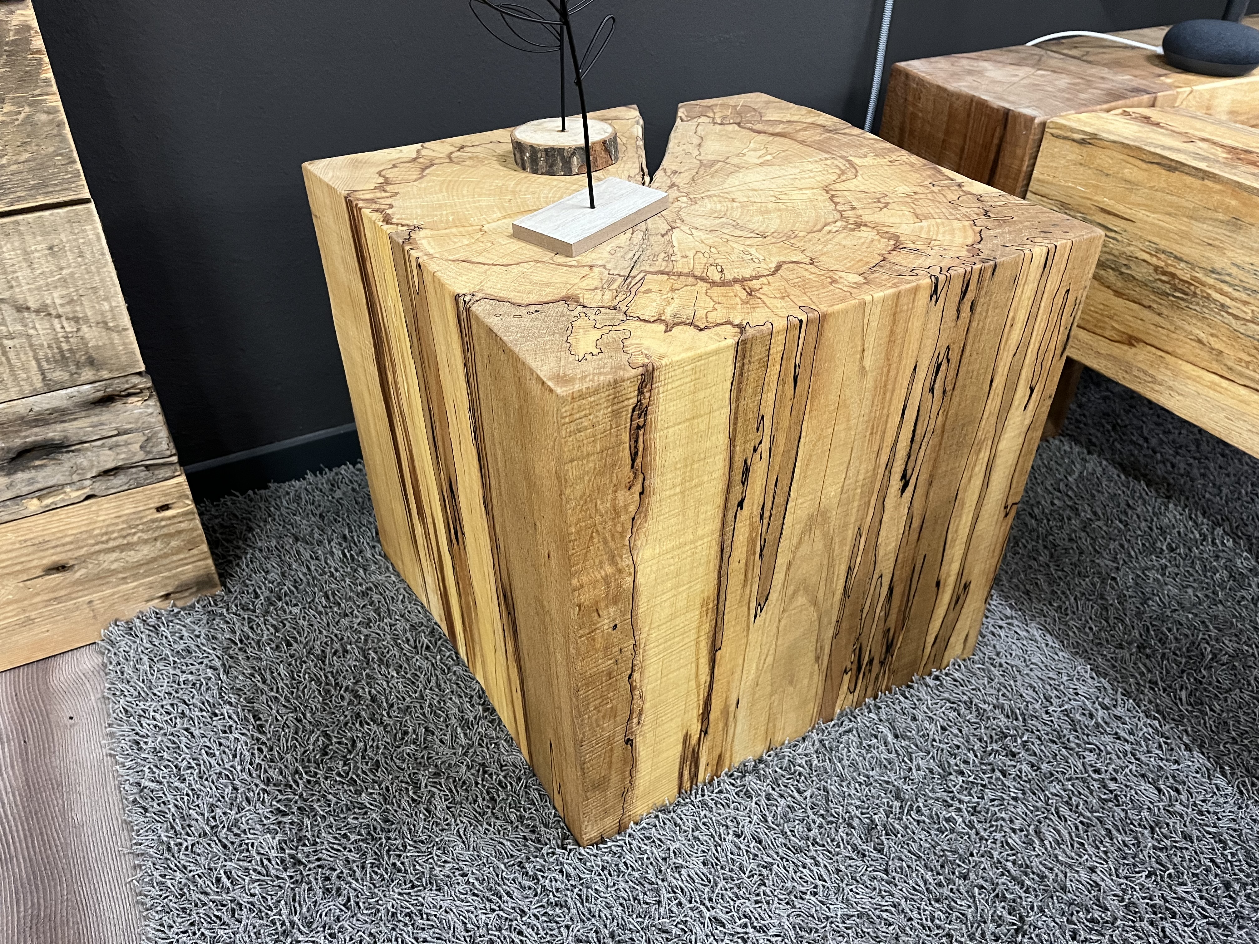 Rustikales Bettgestell aus Naturholz mit charakteristischer Baumkante am Kopfteil