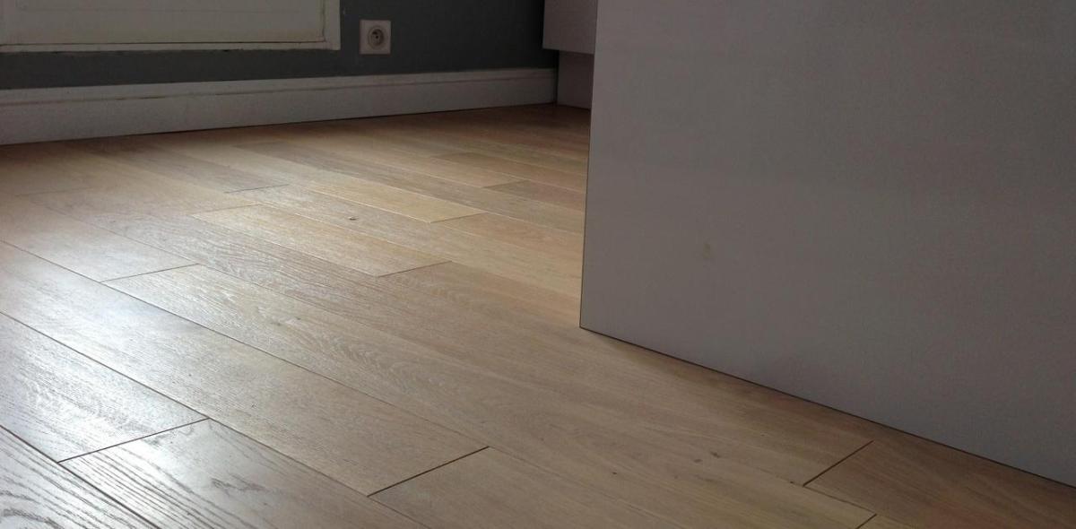 Pose de parquet bois et plinthe en chêne par l