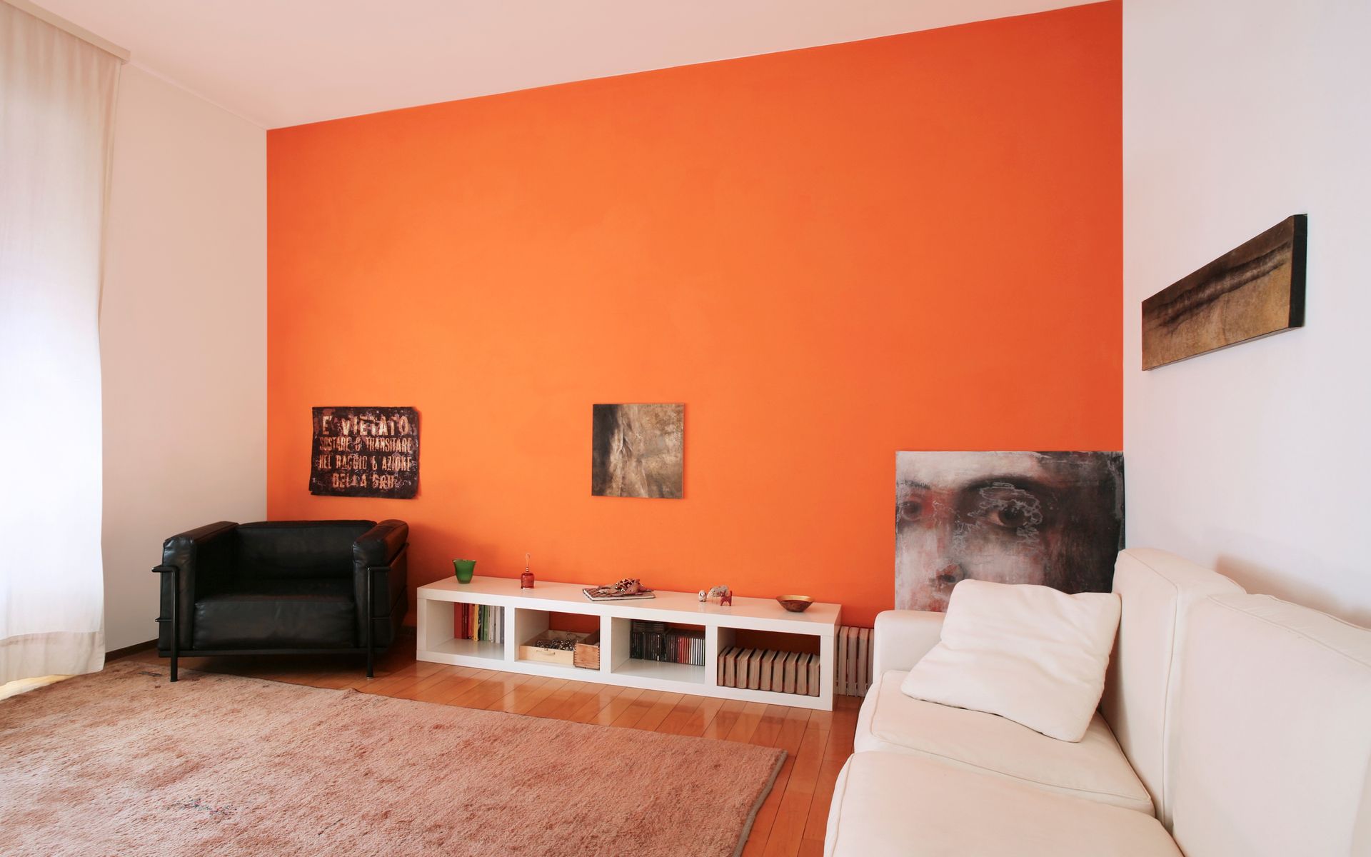 Un salon avec mur repeint en orange