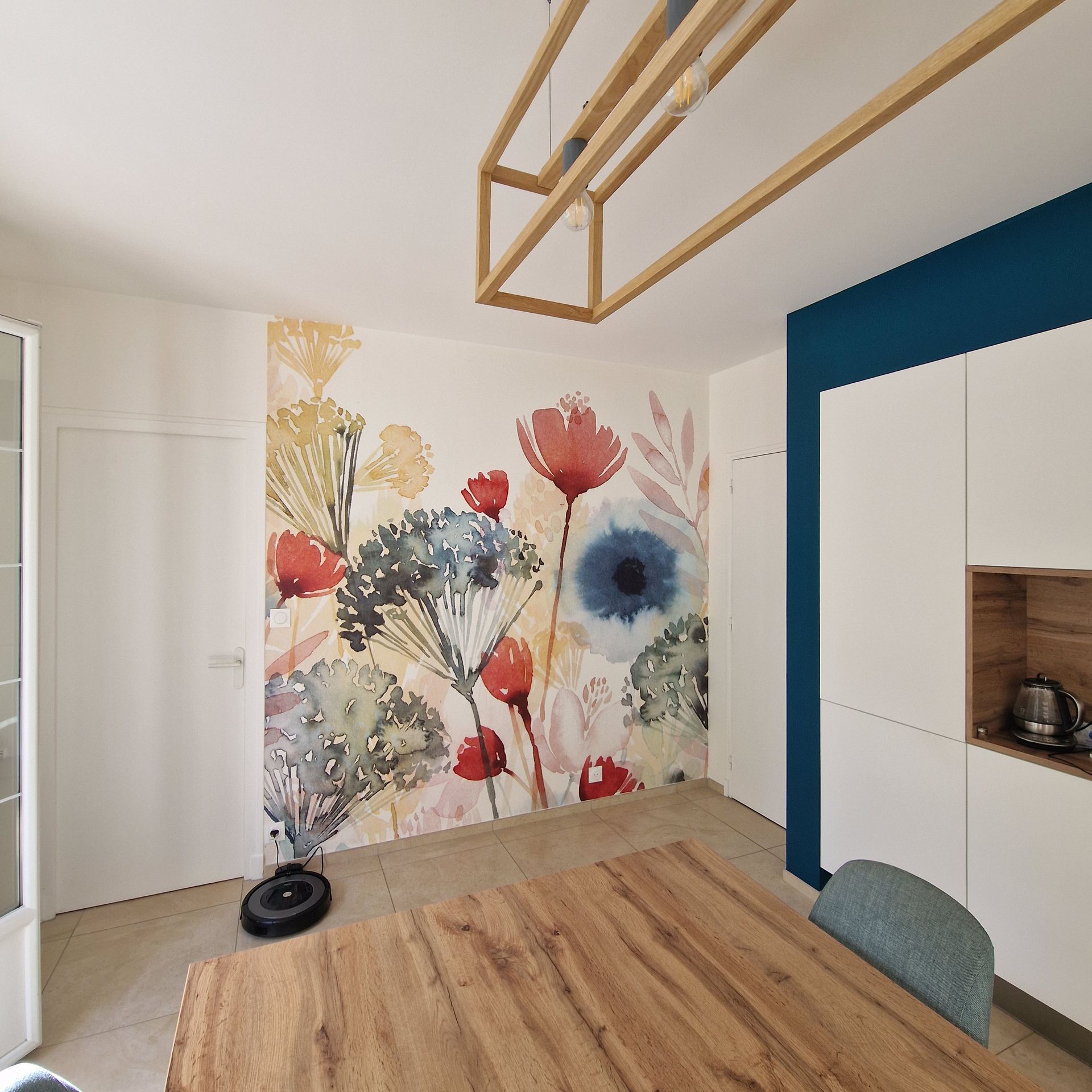 Décoration murale avec différentes fleurs