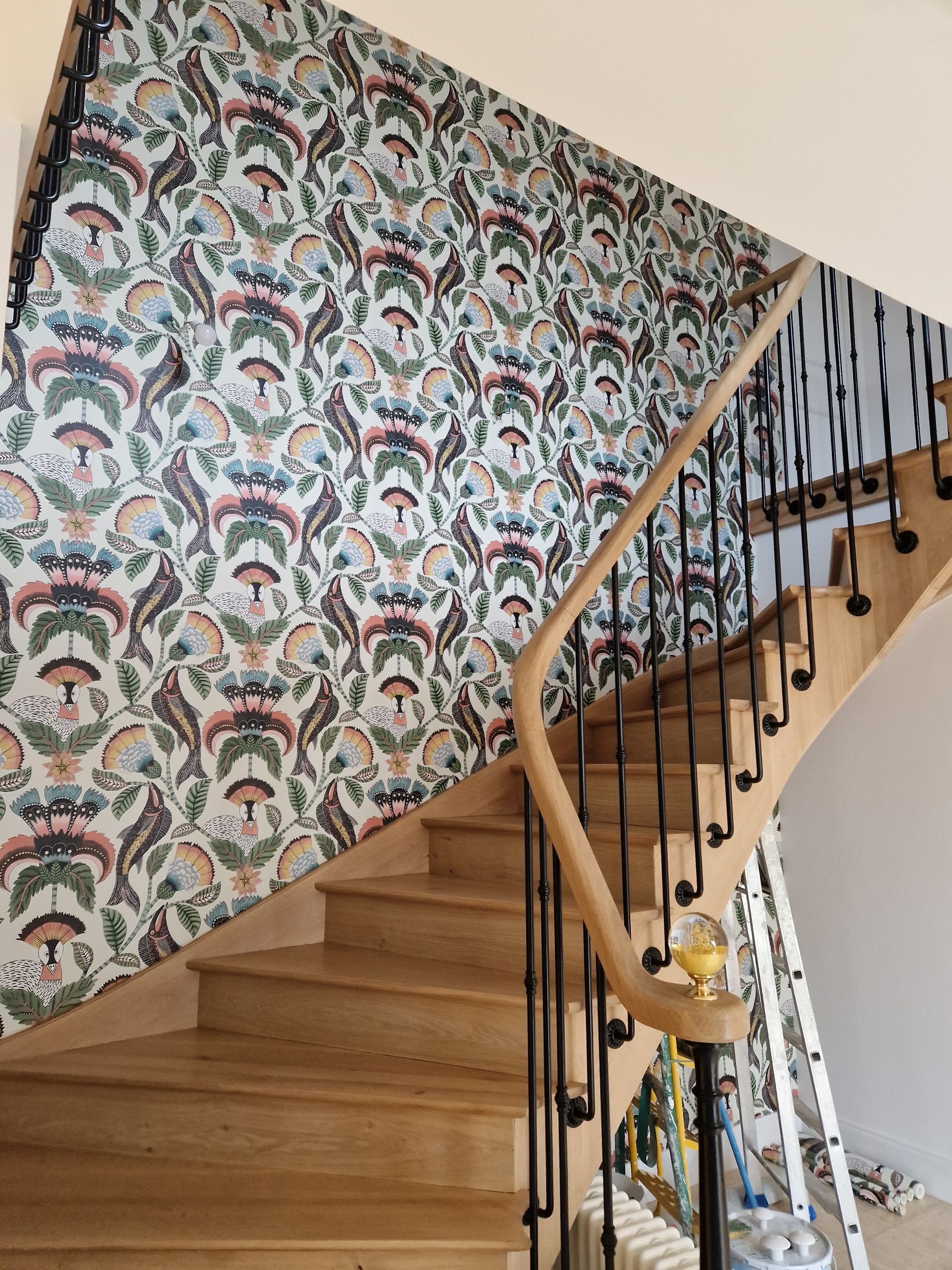 Papier peint posé sur un mur collé à l'escalier