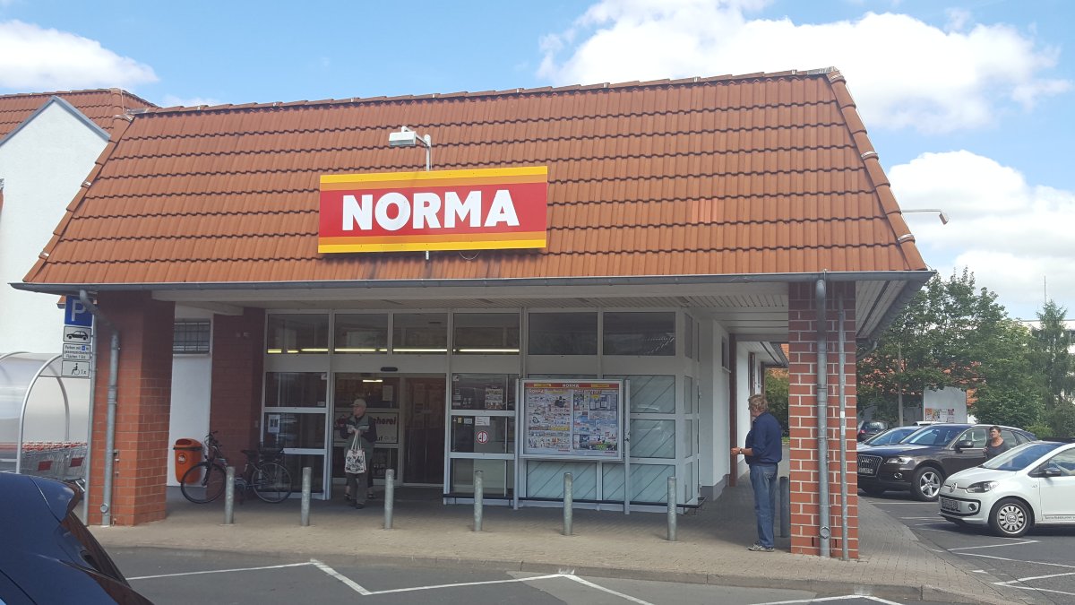 Norma Filiale. Die Bäckerei befindet sich im Eingang der Norma Filiale