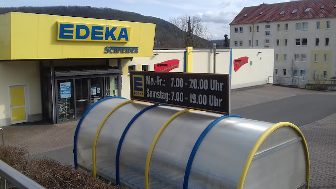 EDEKA Schneider Filiale. Die Bäckerei befindet sich in der Filiale