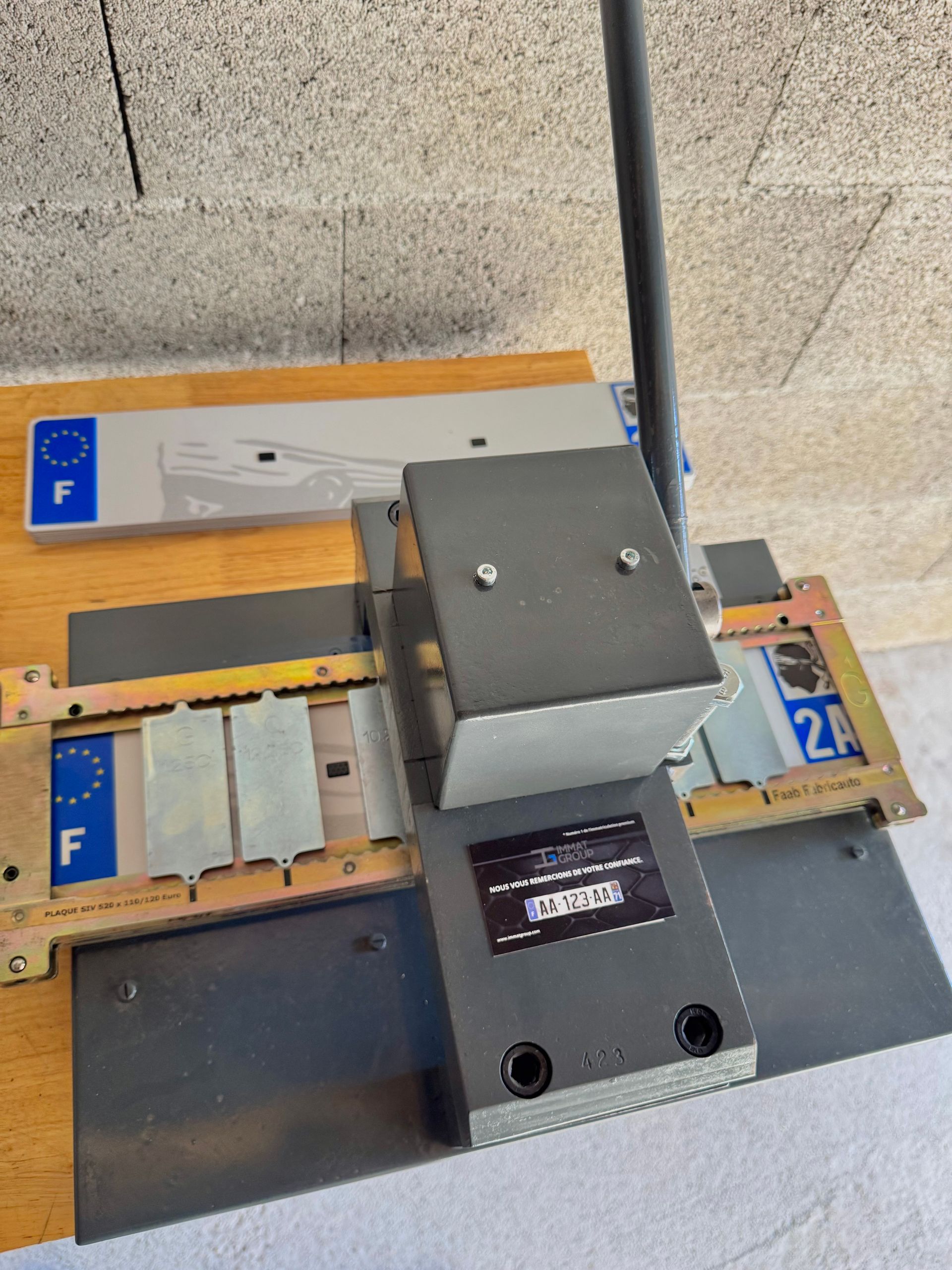 Presse hydraulique avec un modèle de plaque d'immatriculation