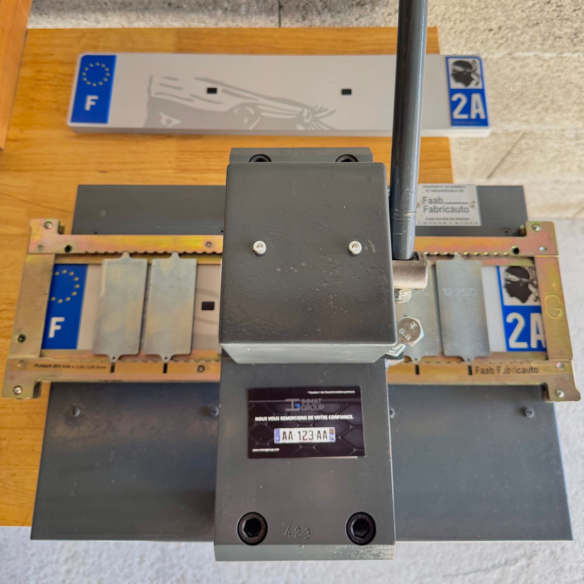 Machine à tamponner les plaques d'immatriculation avec plaques, France.