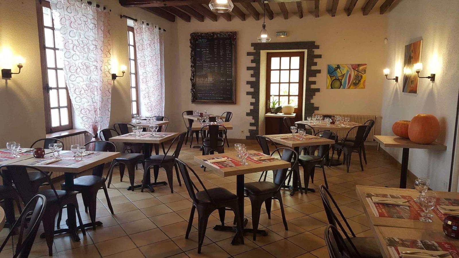 Installation tables Chêne stratifié  restaurant La Rivière à Gurgy