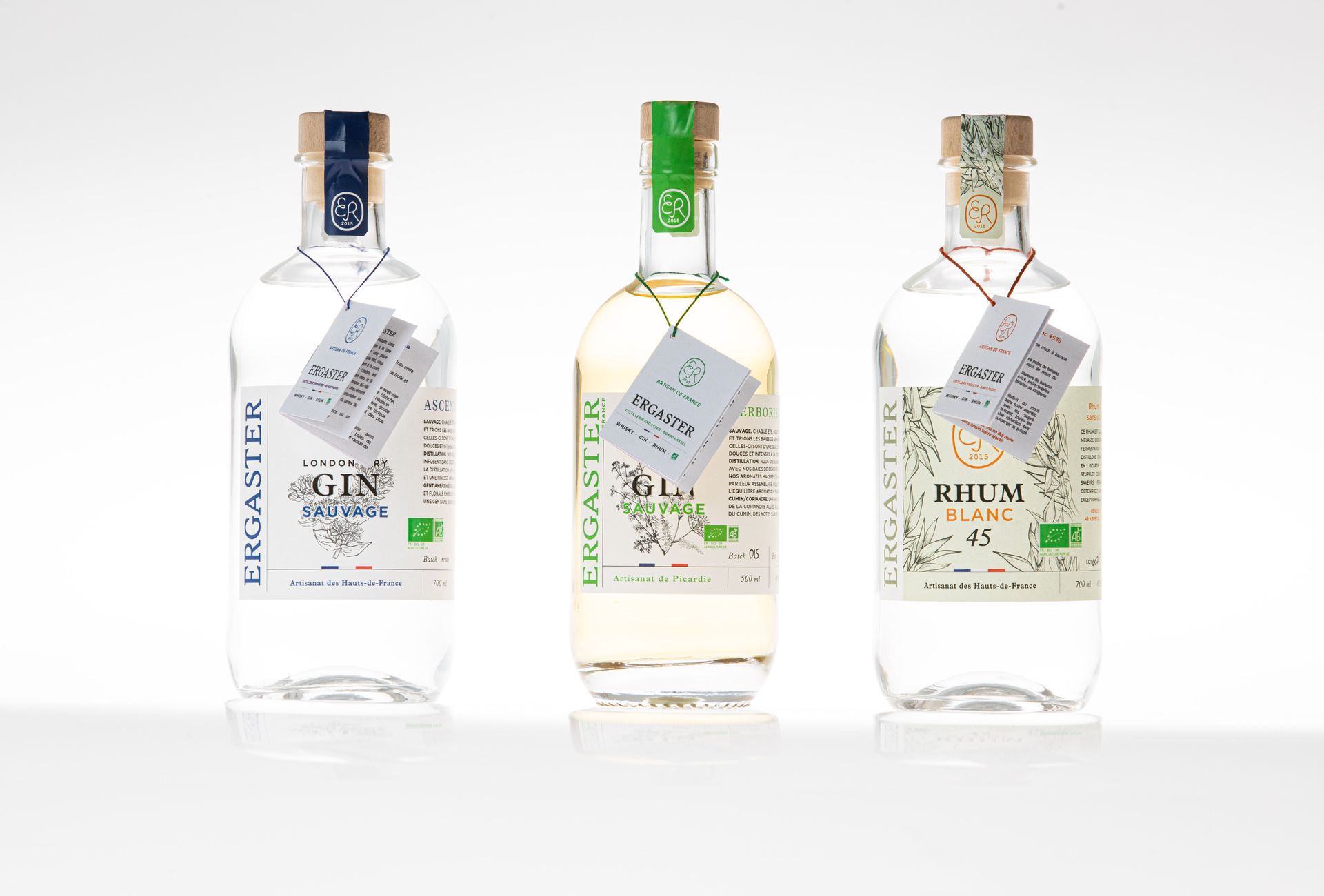 Étiquette à fil accrochée à une bouteille de gin.