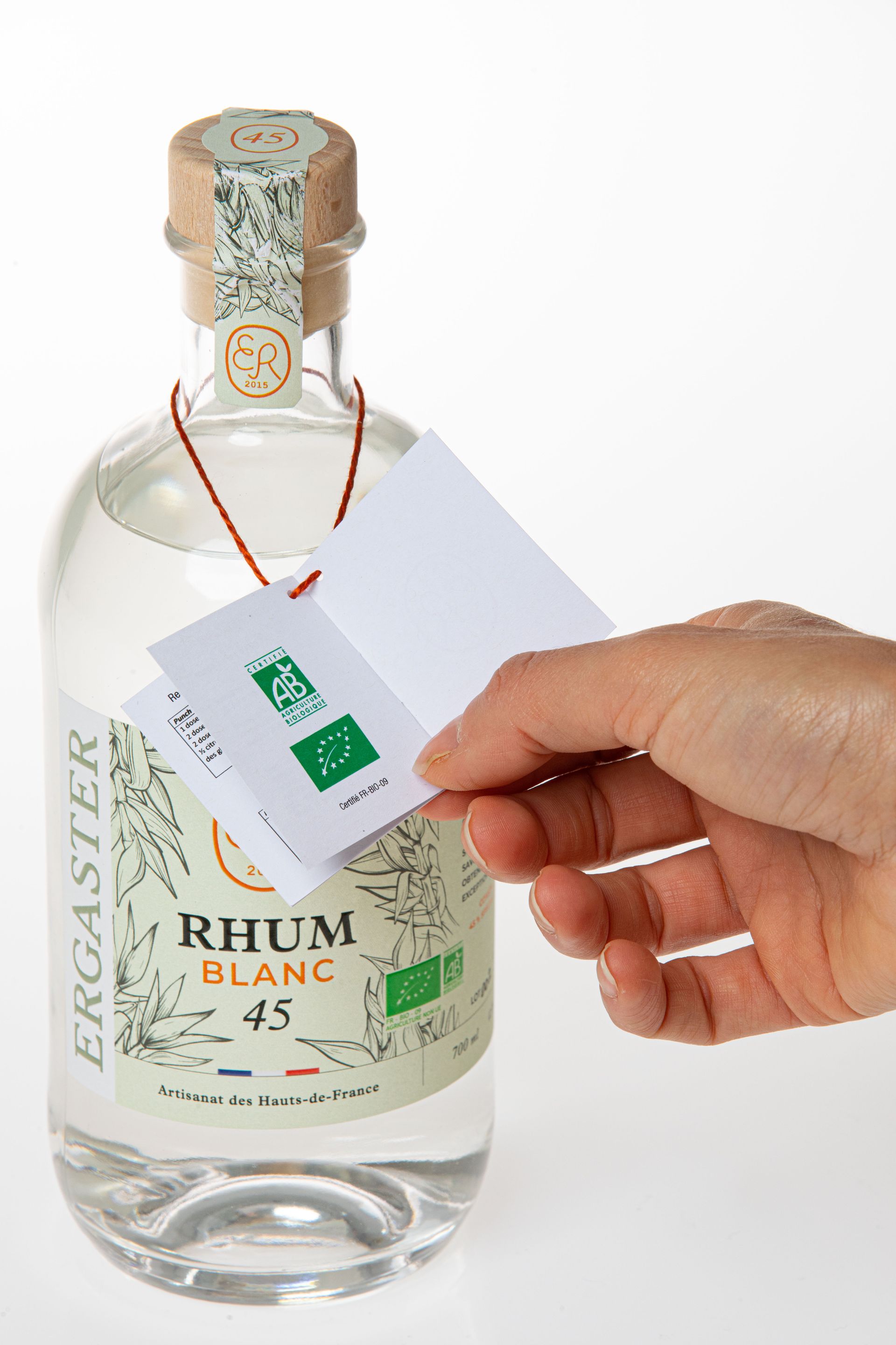 Étiquette à fil accrochée à une bouteille de gin.