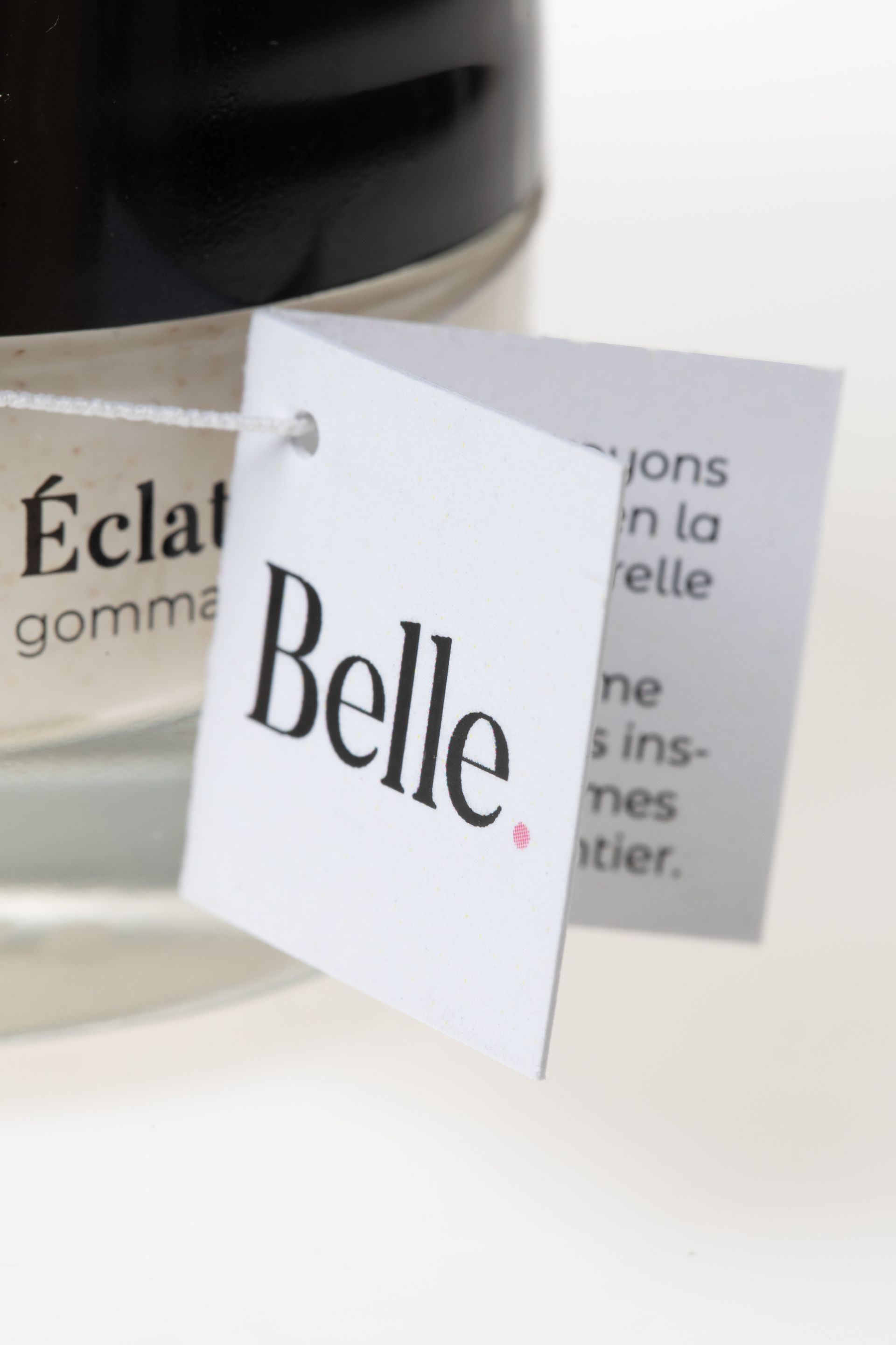 étiquette à fil blanche avec un lettrage noir.