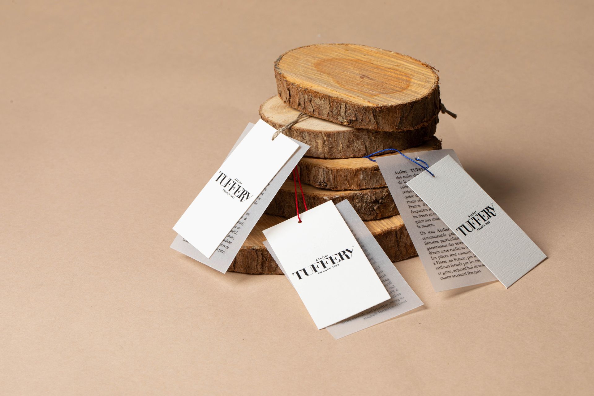 Étiquettes à fil blanches disposées sur des morceaux de bois.