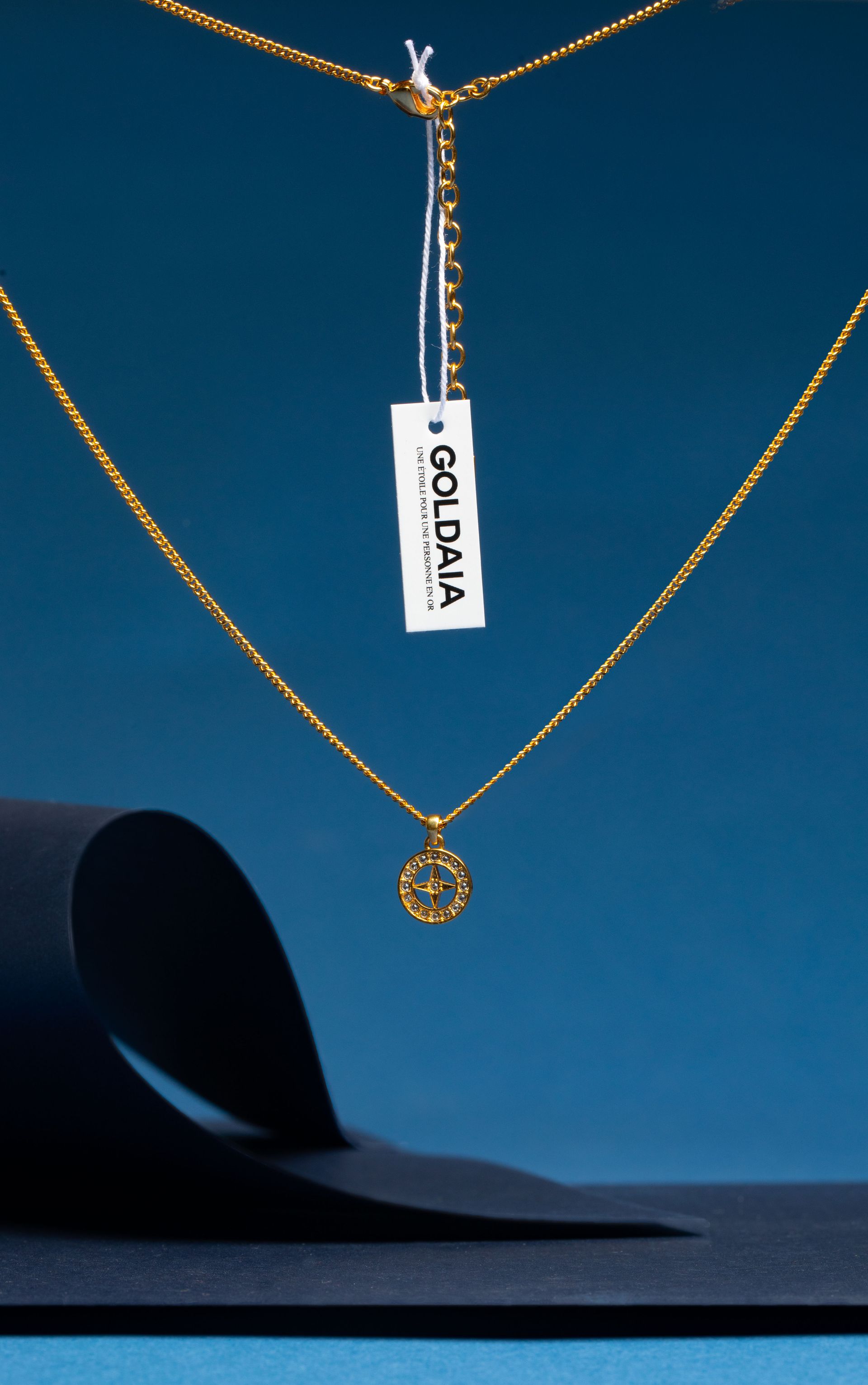 Étiquette à fil accrochée à un article de joaillerie.