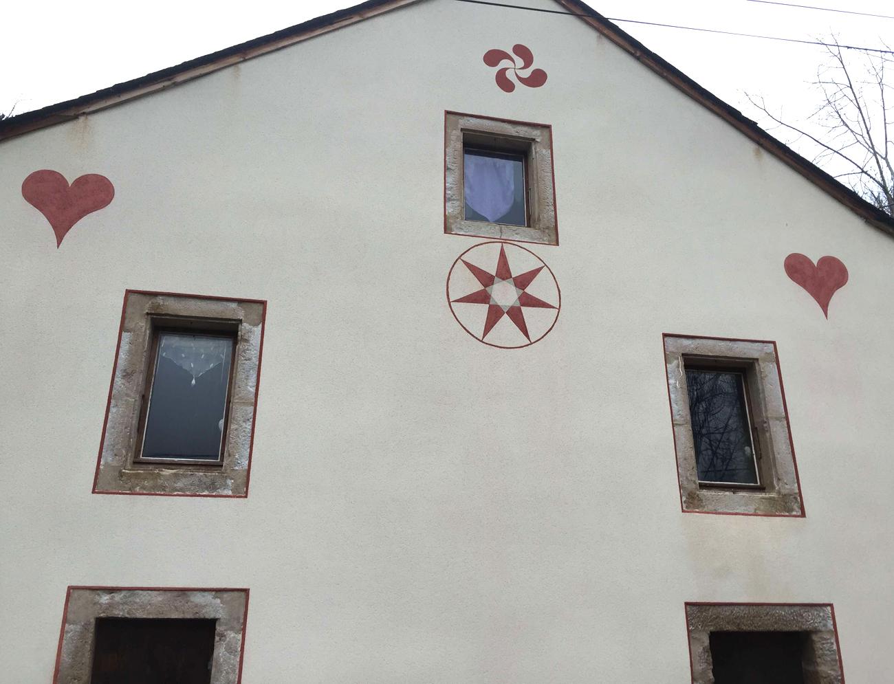 Façade avant après crépis + motif