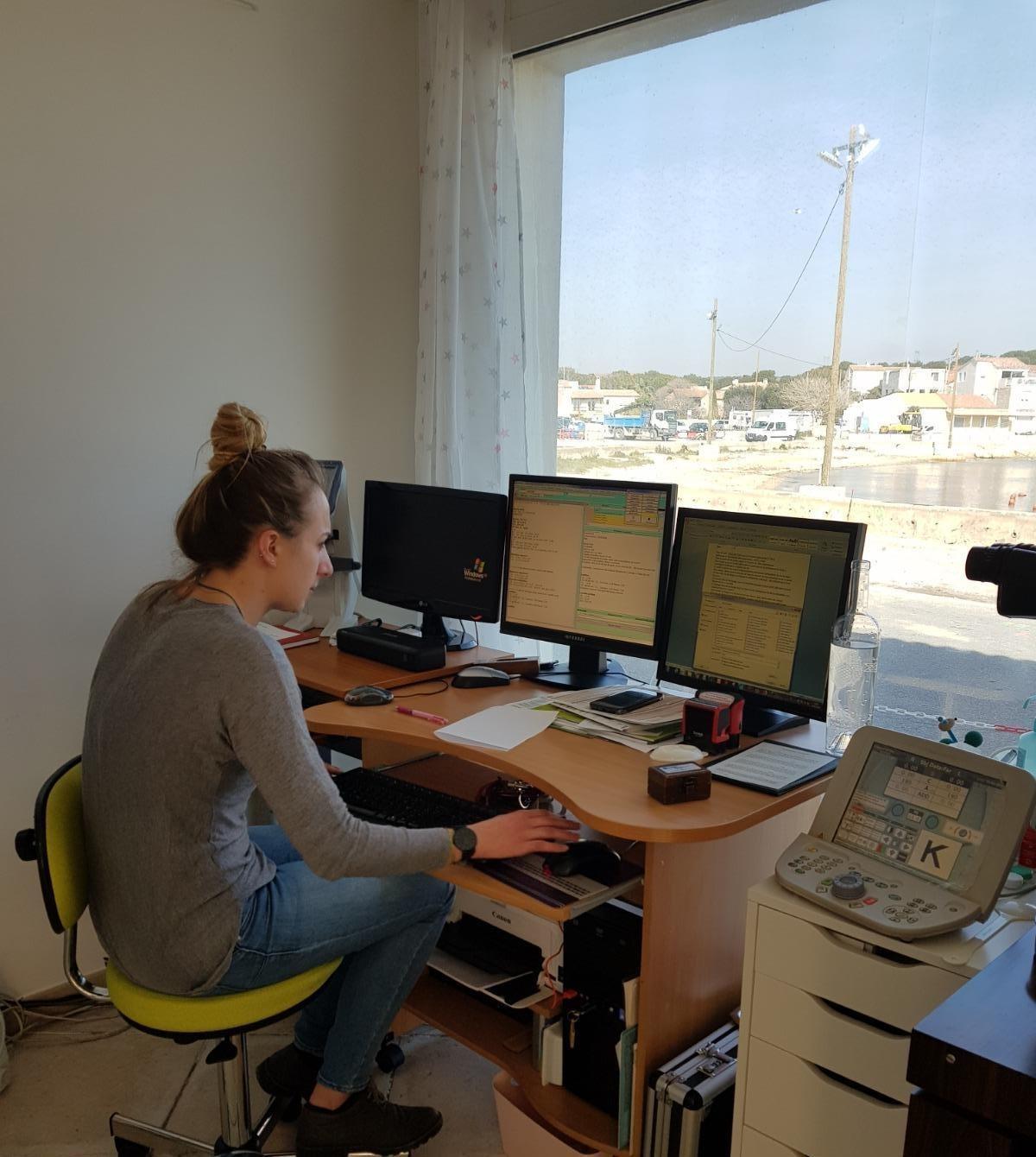 Collaboratrice au travail