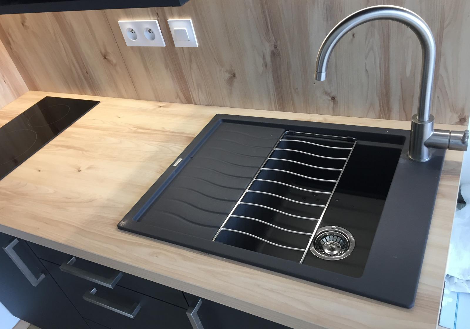 Plan de travail en stratifié et évier petite taille en Silgranit