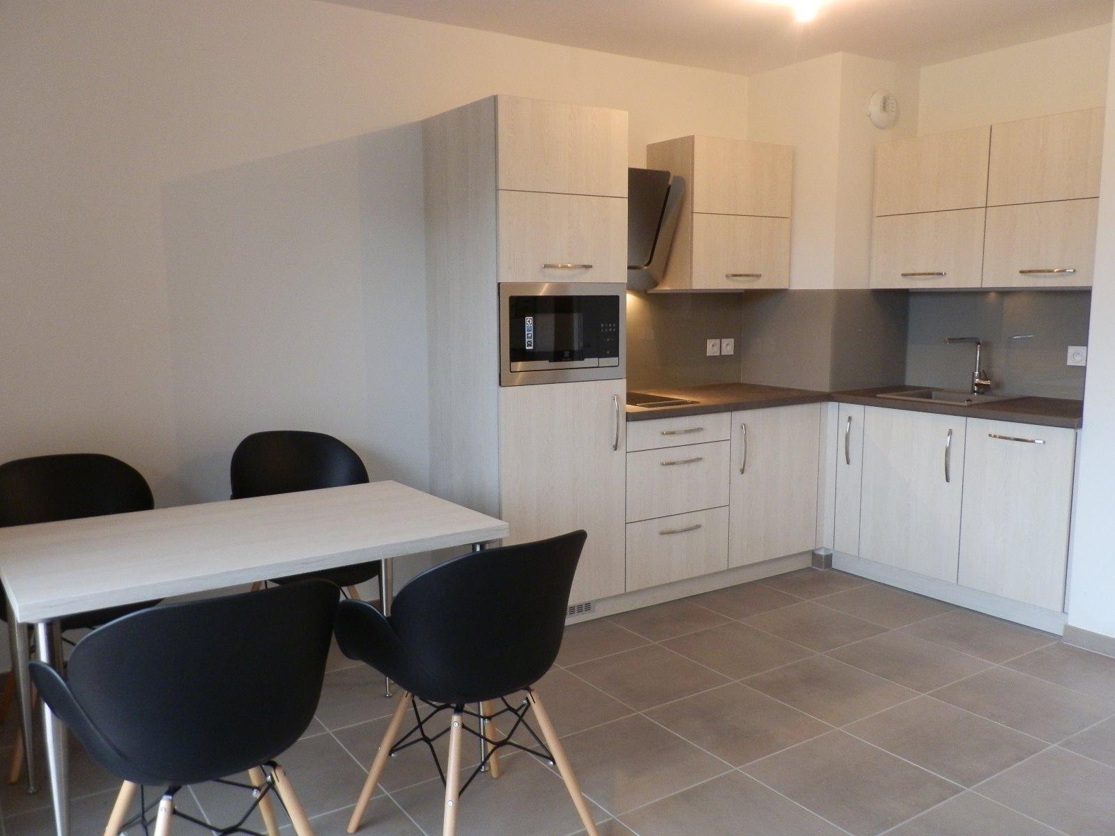 Mobilier en stratifié avec sa table