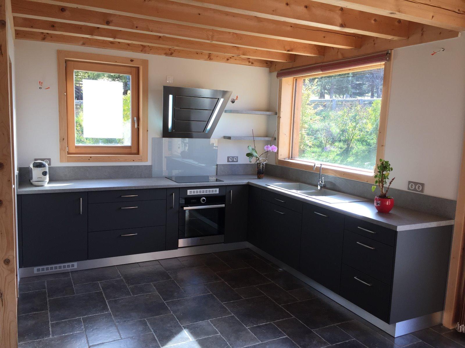 Façades en stratifié noir mat, plan de travail en stratifié béton griffé