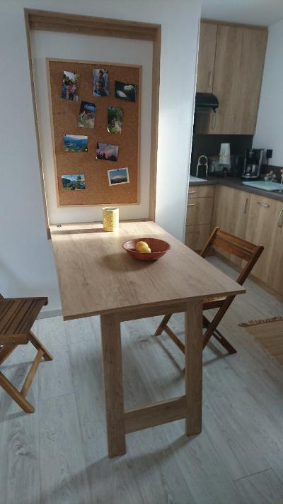 Très pratique en gain de place quand le canapé s'ouvre le soir.