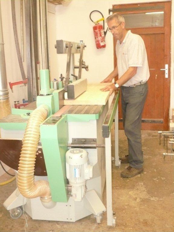 Ponceuse de chant à commandes numériques