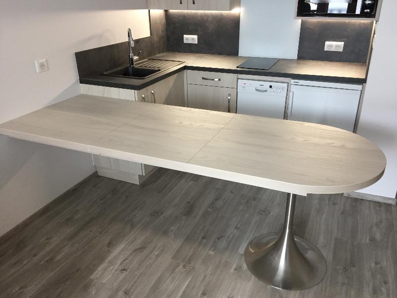 Table avec une rallonge afin de gagner 2 places assises.