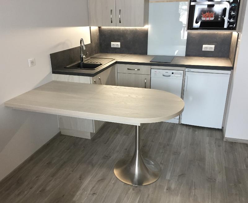 Mobilier réalisé en stratifié.