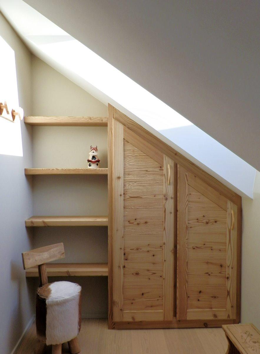 Mobilier en bois massif.