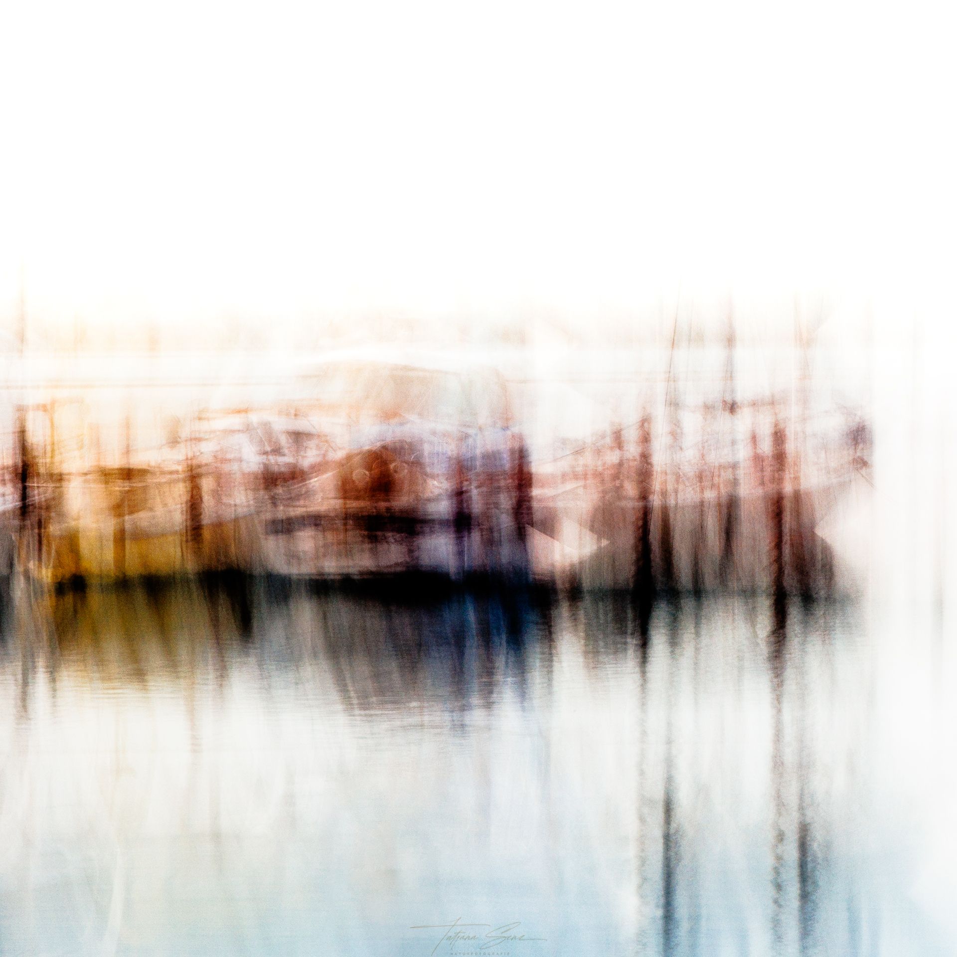 Abstrakter Eindruck von Booten an einem Dock, verschwommen mit vertikalen Streifen in Blau, Braun und Weiß.