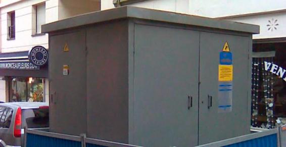 Caisse électrique grise en extérieur