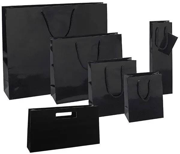 Sortiment an glänzend schwarzen Geschenktüten in verschiedenen Größen mit passenden Griffen.