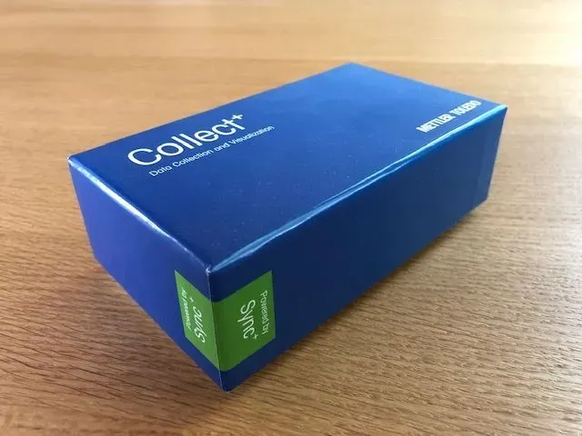 Blaue Box mit der Aufschrift „Collect“ und einem grünen „Sync“-Aufkleber an der Seite.
