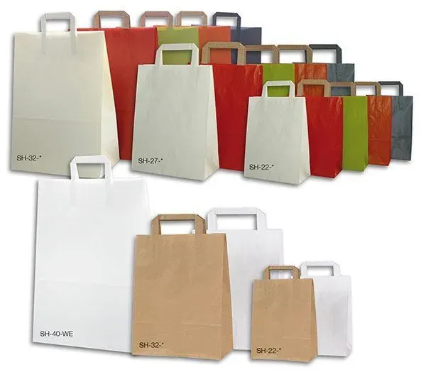 Sortiment bunter Einkaufstüten aus Papier mit Griffen, in Reihen angeordnet.