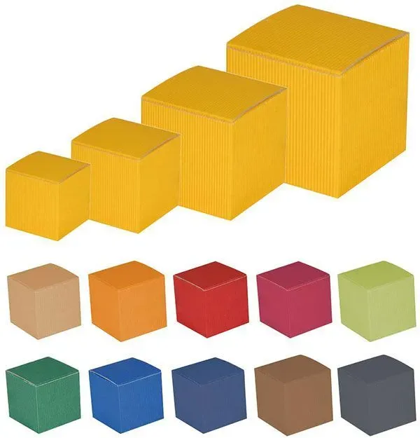 Vier abgestufte gelbe Würfel neben 10 farbigen Würfeln: Beige, Orange, Rot, Rosa, Grün, Blau, Braun und Dunkelblau.