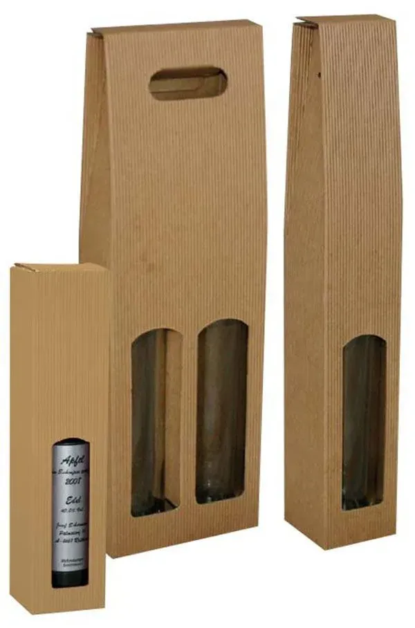 Weinflaschenkartons aus Pappe mit Sichtfenster, in verschiedenen Größen, auf hellem Untergrund.