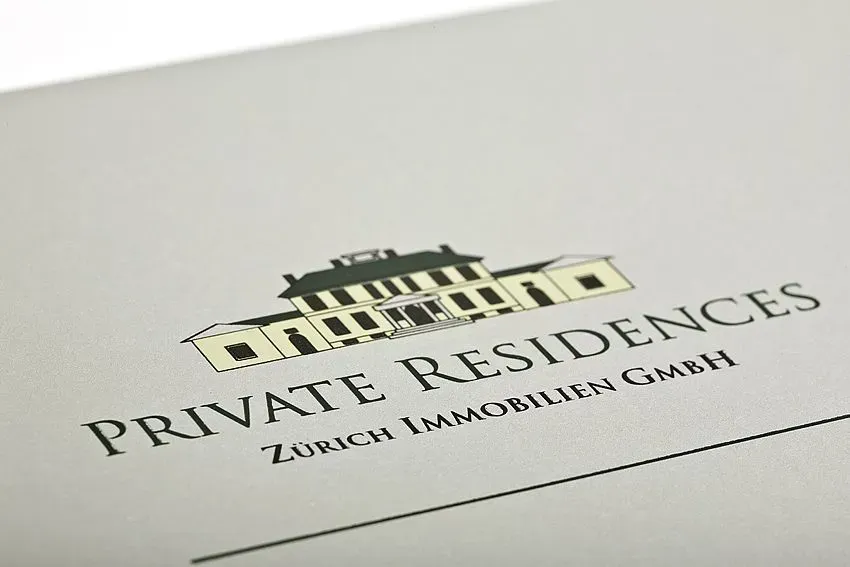 Logo: Private Residences Zurich Immobilien GmbH mit einer Gebäudeillustration.