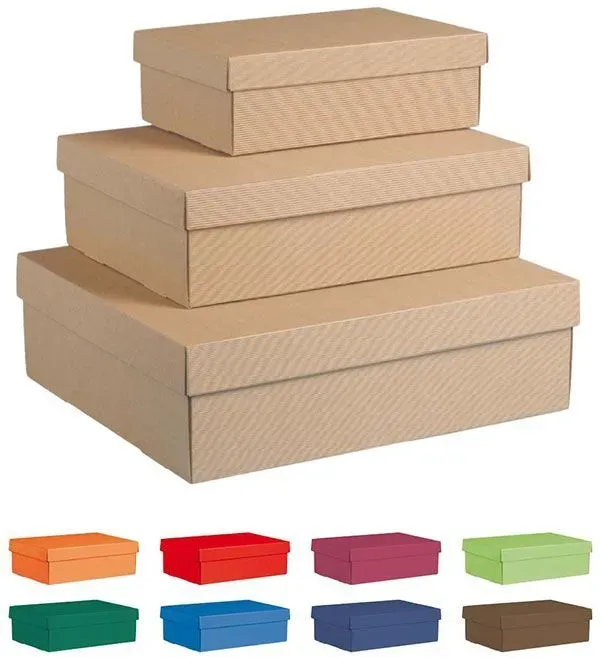 Stapel aus drei braunen Kartons, darunter kleinere Kartons in verschiedenen Farben.