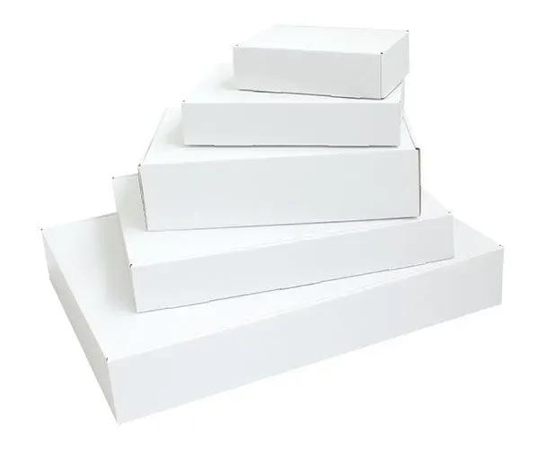 Pyramidenförmig gestapelte weiße Kartons, die unterschiedliche Größen zeigen.