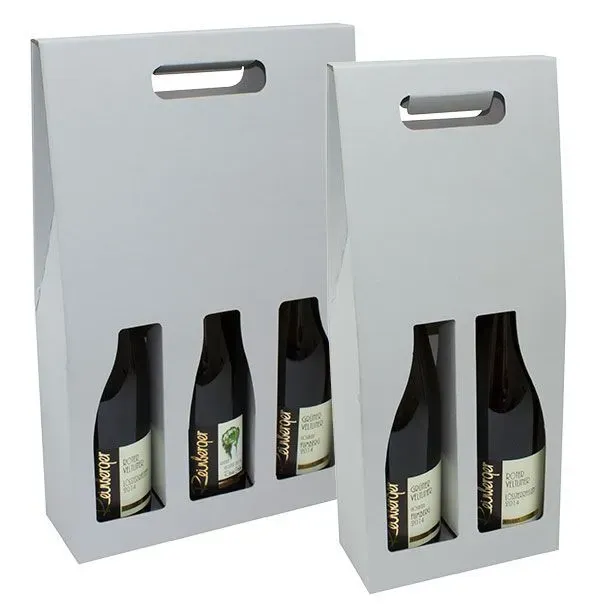 Zwei Geschenkboxen für Weißweinflaschen mit Griffen, in denen jeweils zwei Flaschen Platz finden, die durch die Aussparungen sichtbar sind.