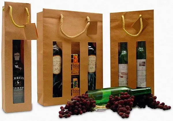 Braune Weintüten aus Papier mit Schaufenster, Weinflaschen und Trauben.