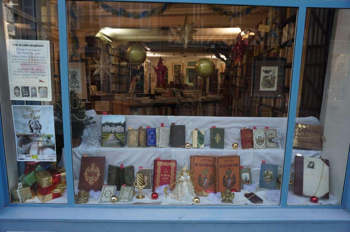 Vitrine Au Point du Jour - Beaux-arts