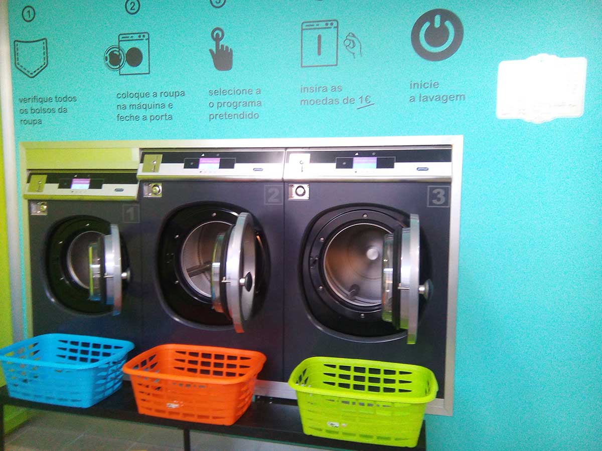 Máquinas de Lavagem Roupa na Corda