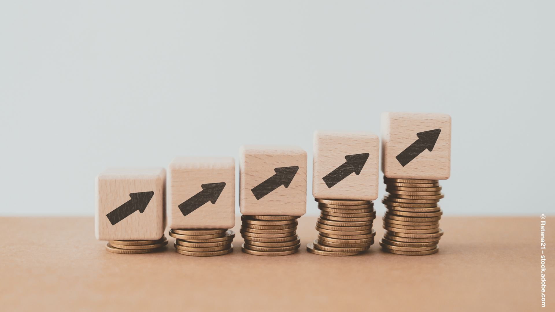 Geldsteigerung: Größer werdende Münzstapel