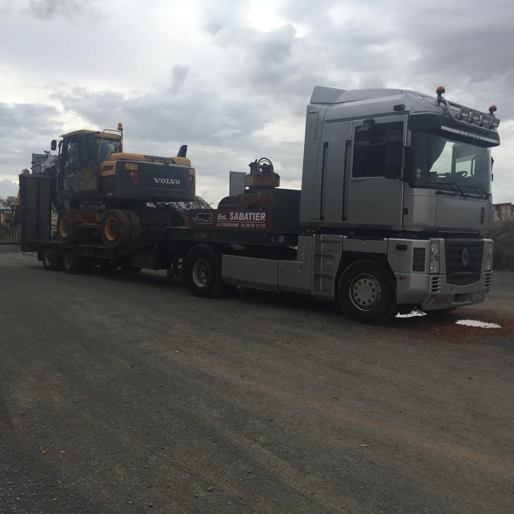 Magnum 440 avec porte char et pelle volvo