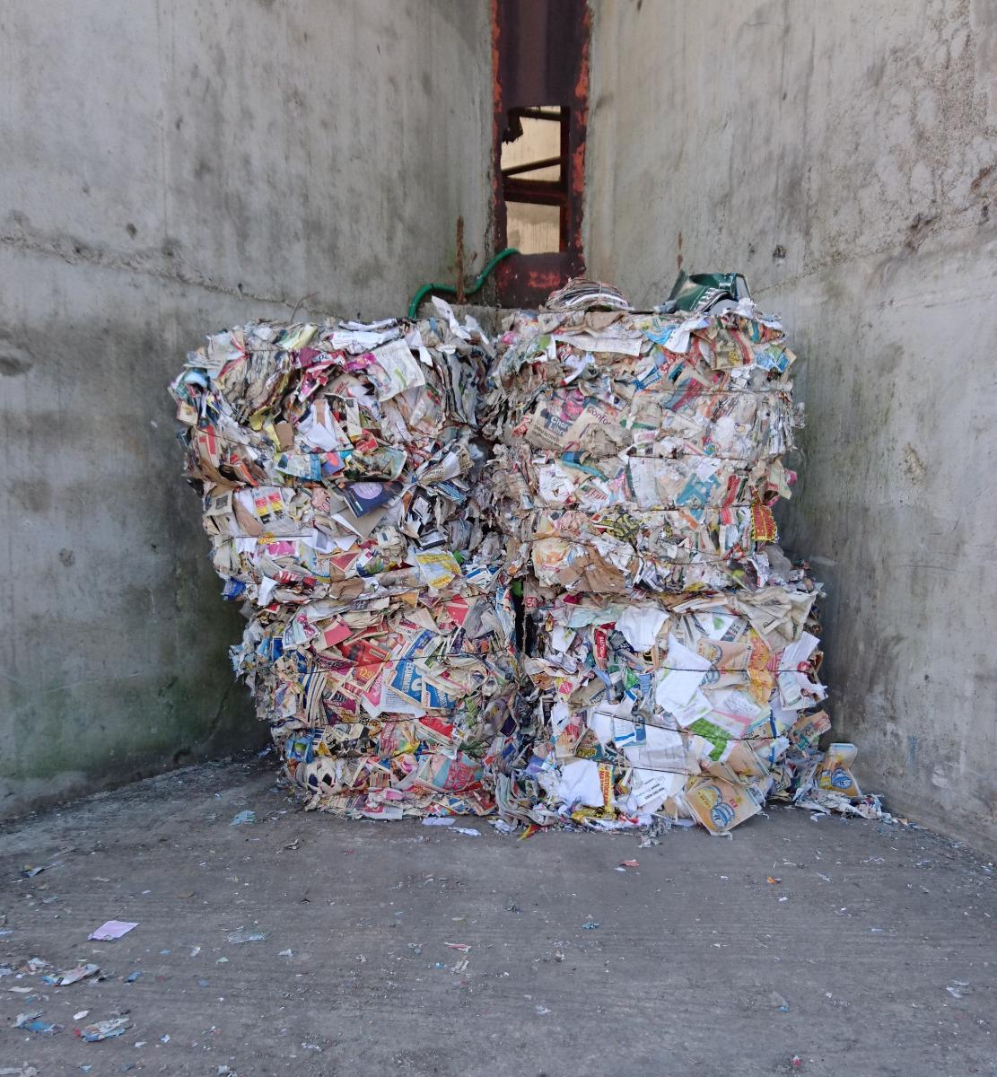 Balle de papier et journaux