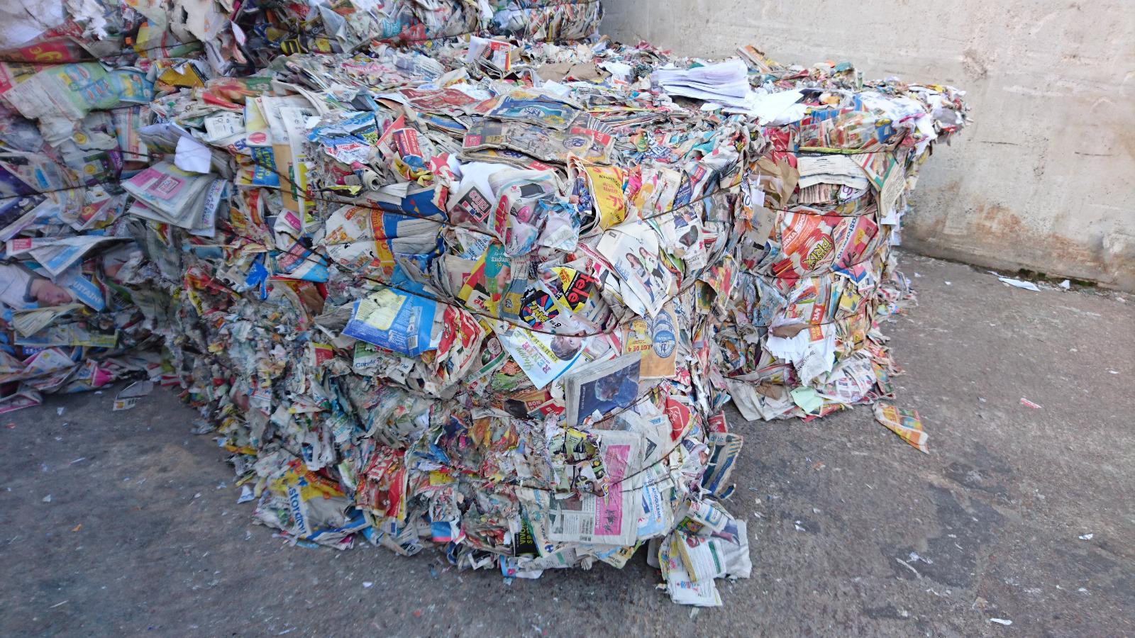 Balle de papier et journaux