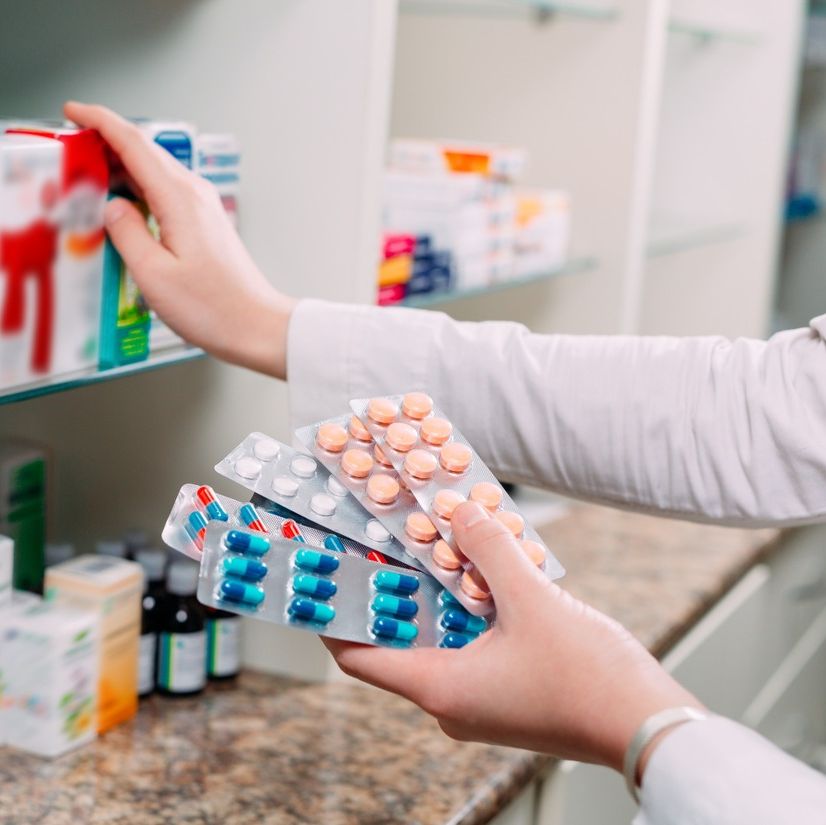 recorte manos farmaceutica con pastillas